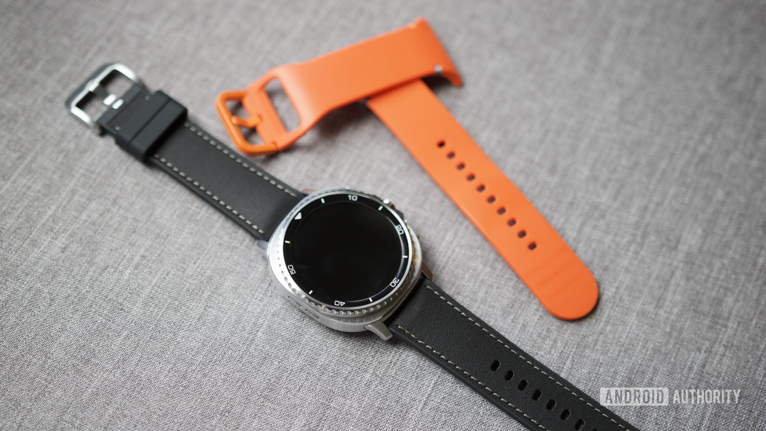 Samsung Galaxy Watch 8 Classic com uma banda de couro anexada. A banda Sport Moko está ao lado.