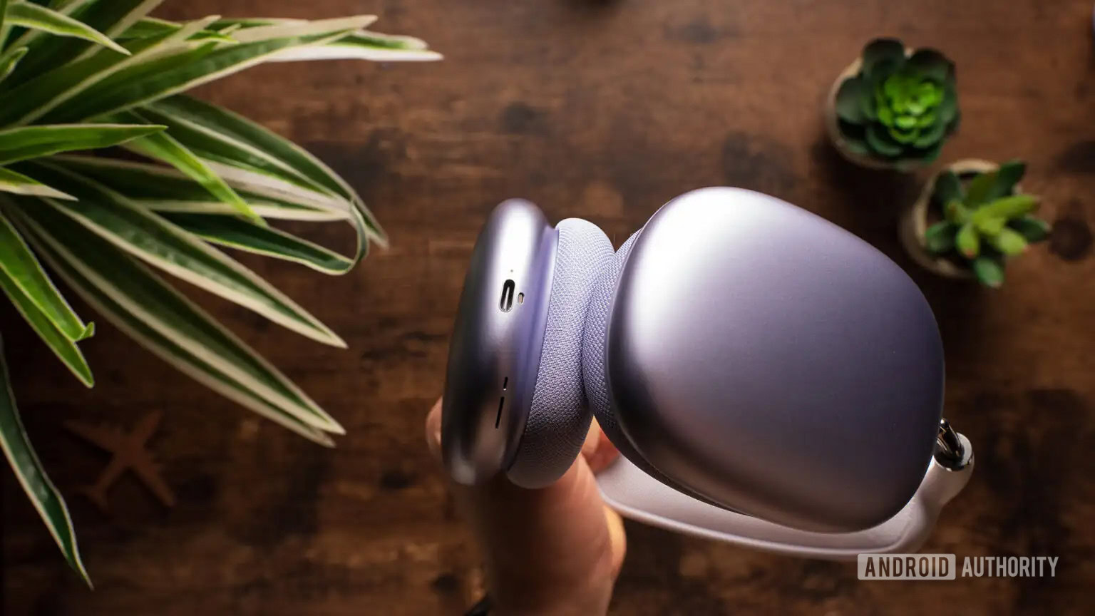 Apple AirPods Max mostrando a porta USB C Apple AirPods Max mostrando a porta USB C