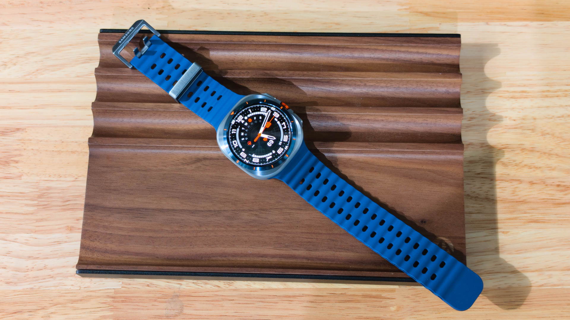 Samsung Galaxy Watch Ultra 2025 Titanium Blue Flat na mesa Samsung Galaxy Watch Ultra 2025 Titanium Blue Flat na mesa