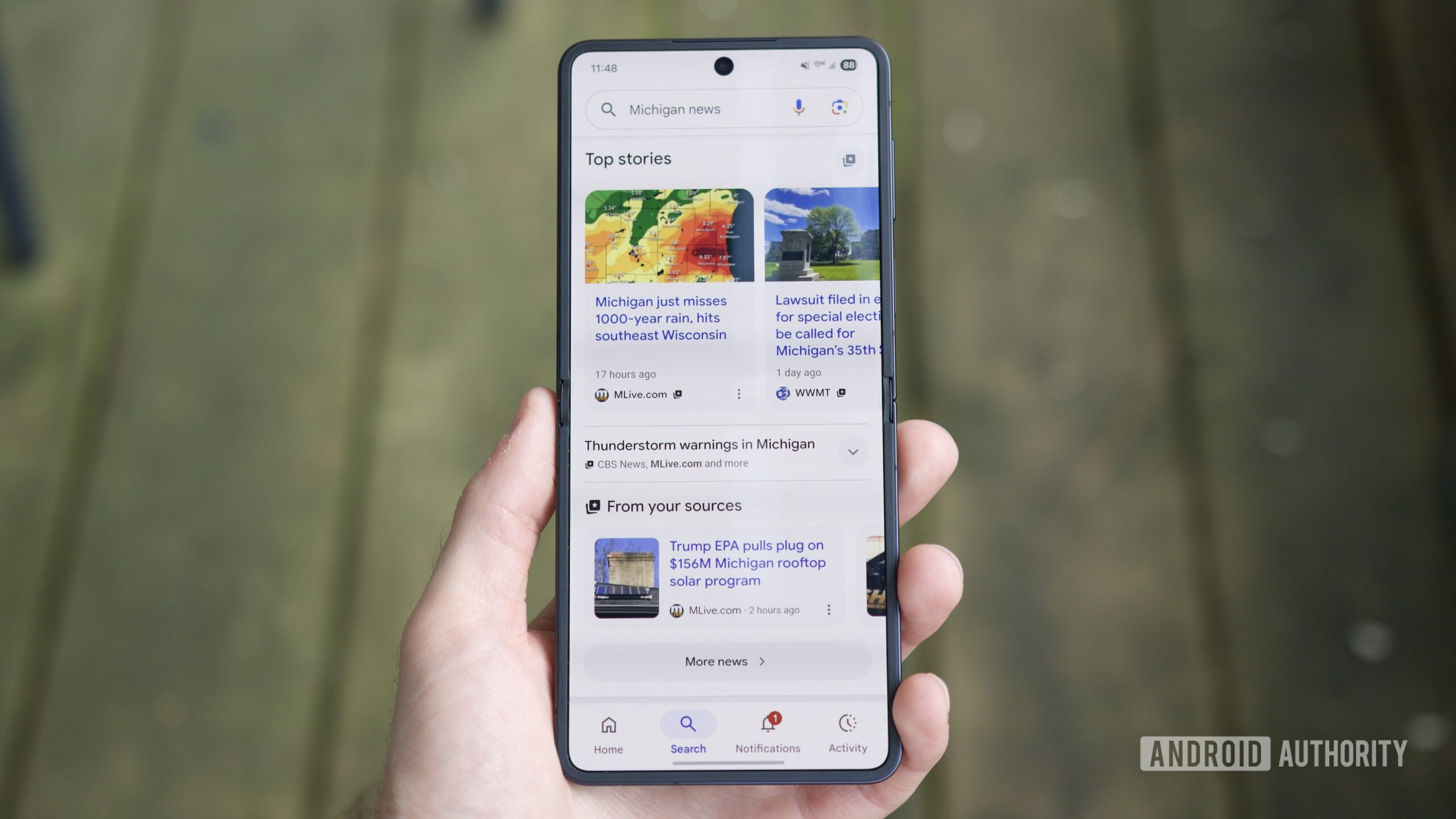 Pesquisa do Google, fontes preferidas Hero 6 Resultados da pesquisa do Google mostrando fontes preferidas no aplicativo do Google em um telefone Android.