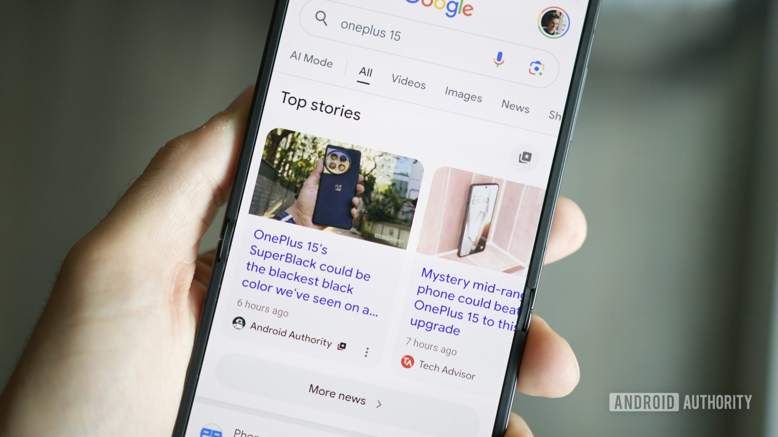 Pesquisa do Google, fontes preferidas Hero 2 Resultados da pesquisa do Google mostrando fontes preferidas no aplicativo do Google em um telefone Android.