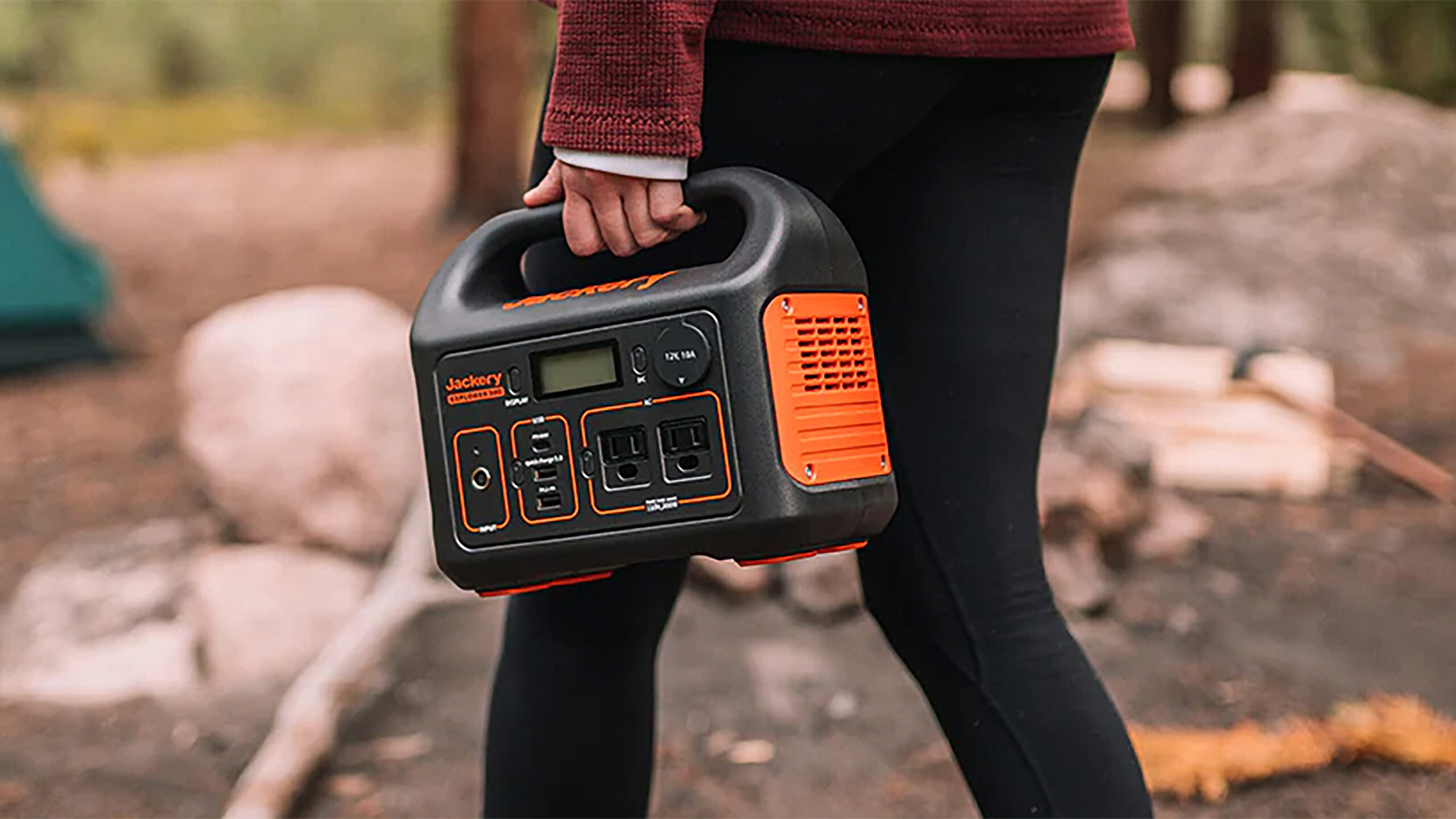 Carregando Jackery Explorer 300 portátil