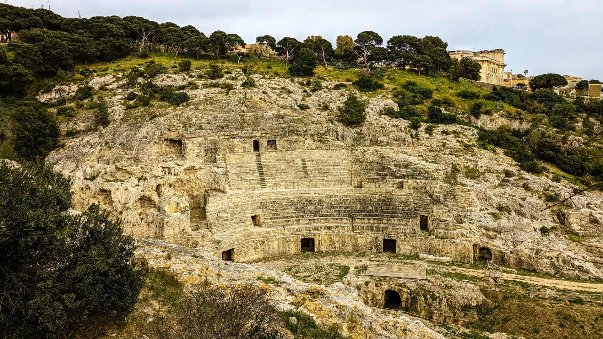 - Itinerário de viagem à Sardenha: 14 dias de exploração épica das ilhas Anfiteatro Romano em Cagliari, Itália.