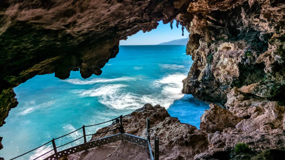 Vista da caverna do mar Grotto del Bue Marino, na Sardenha, Itália.