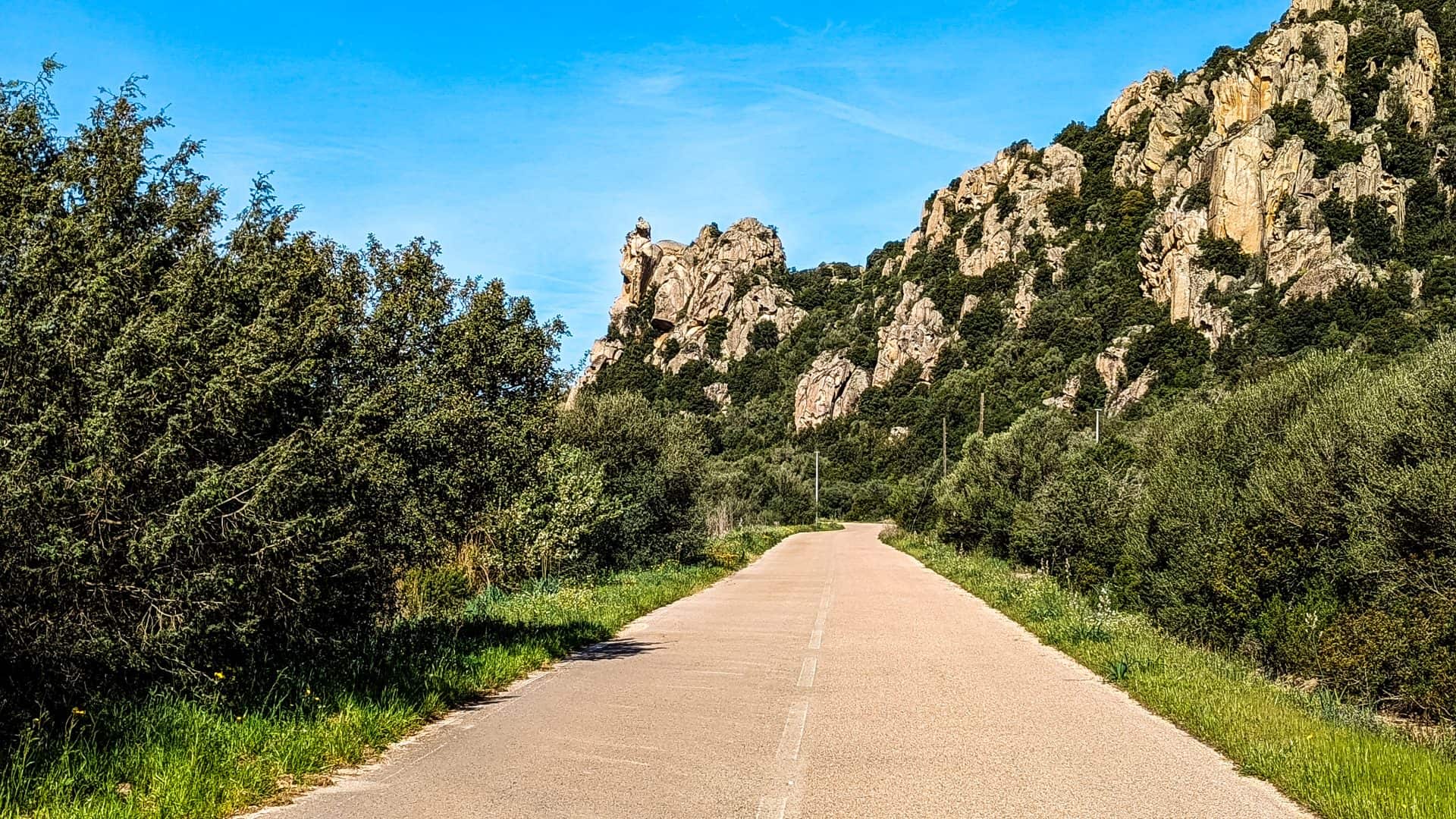 - Itinerário de viagem à Sardenha: 14 dias de exploração épica das ilhas Estrada na Sardenha, Itália.