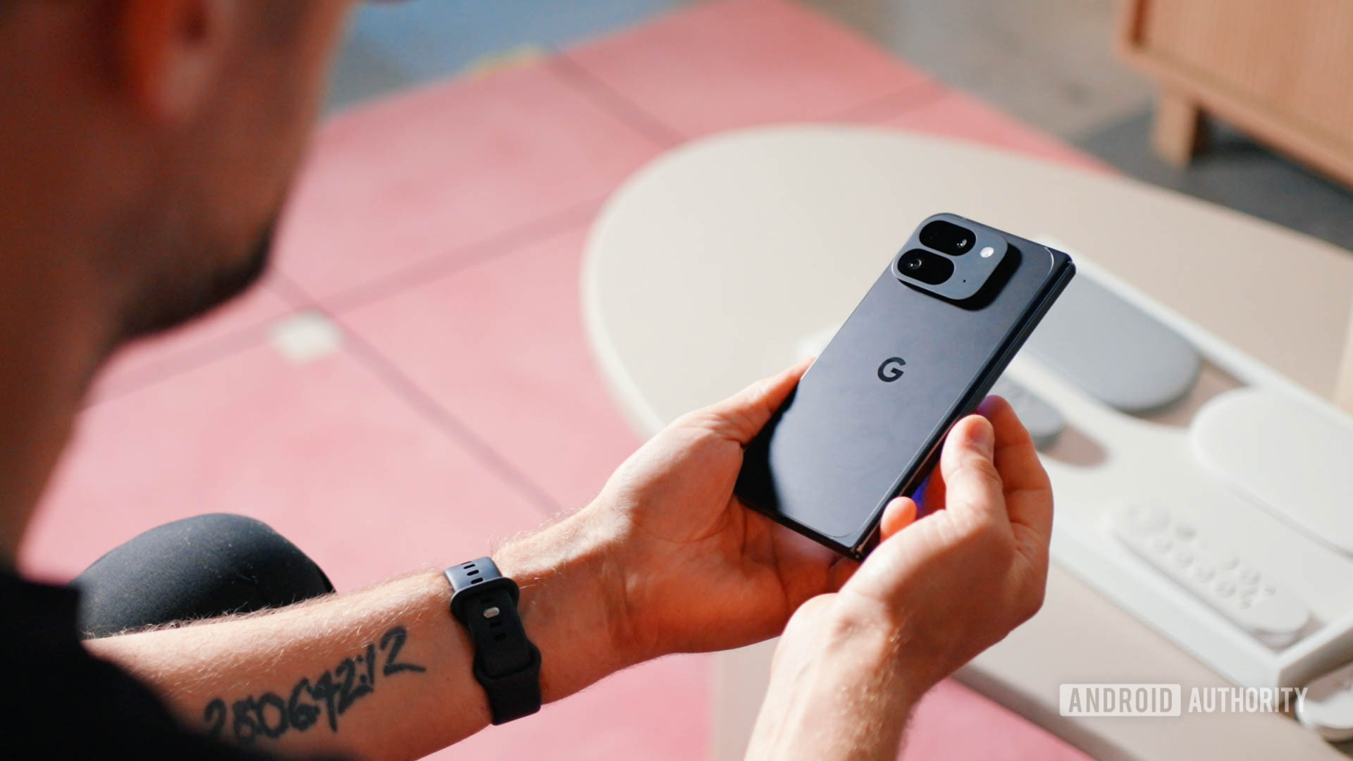 Google Pixel 9 Pro dobra na mão