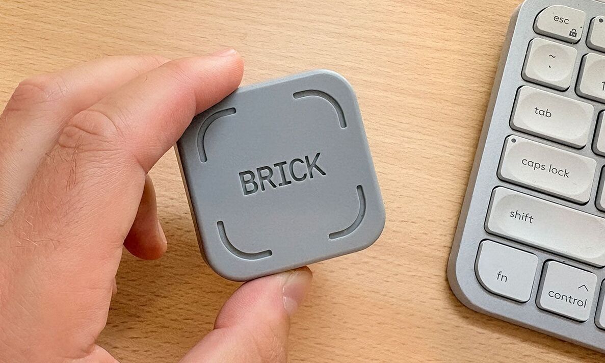 O bloco de tijolos ao lado de um teclado