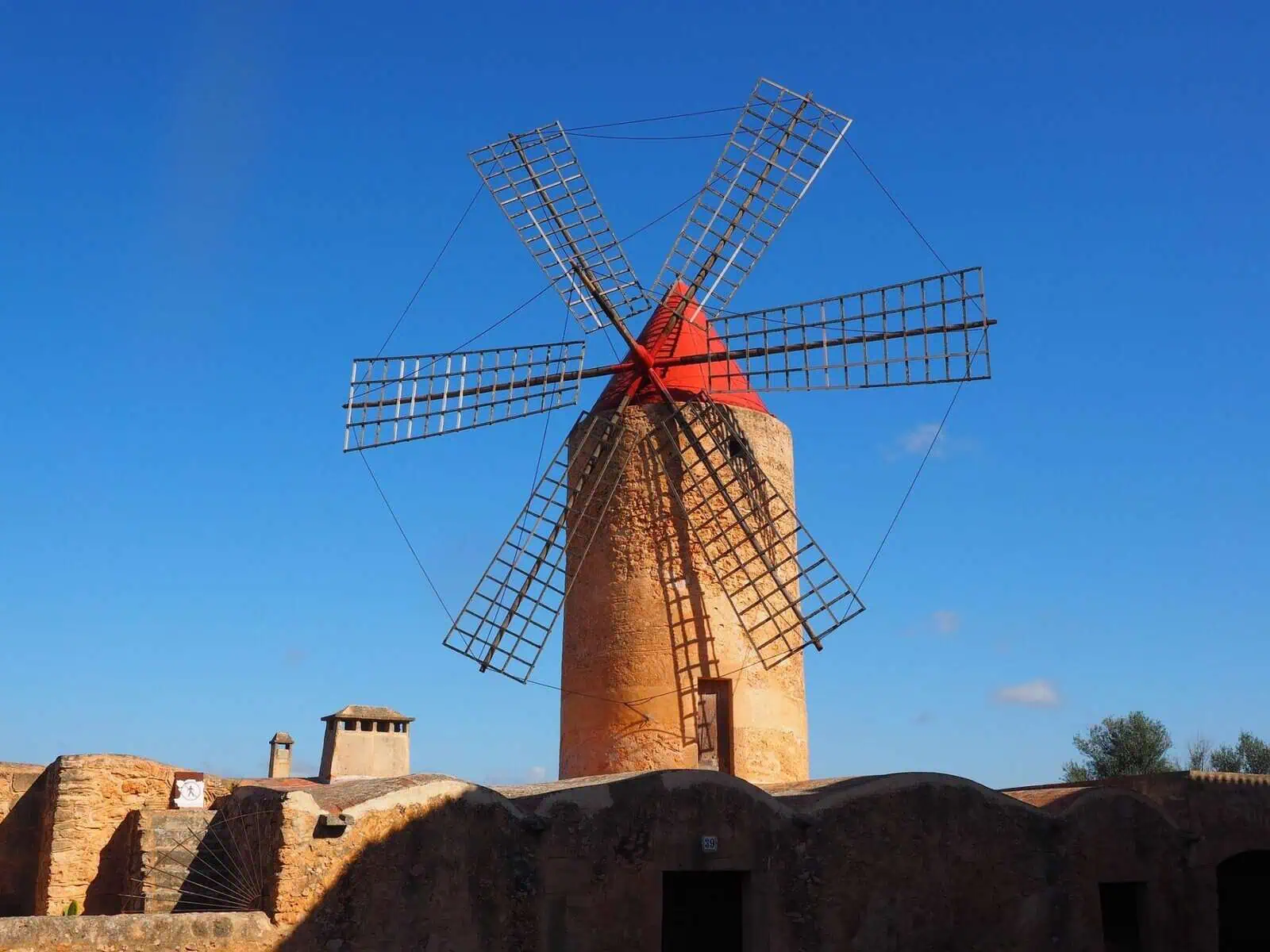 - Viajando pela Espanha? Fique online sem um sim local usando o ESIM Moinho de vento em Maiorca, Espanha.