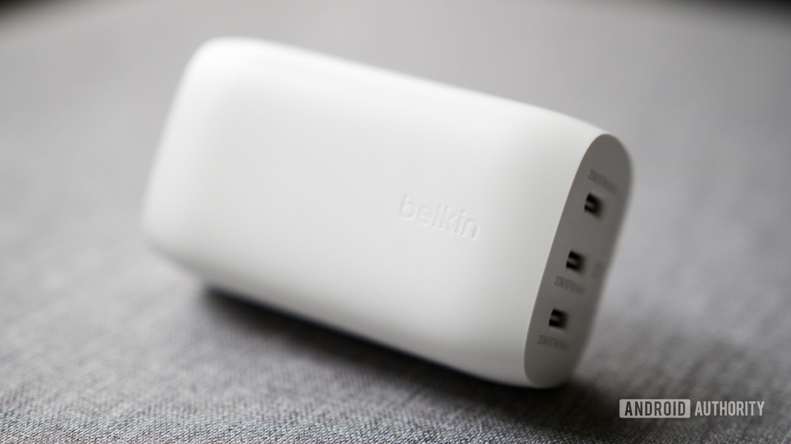 Belkin três portas 67W Hero 4 O carregador de três portas de Belkin de 67W deitado de lado.