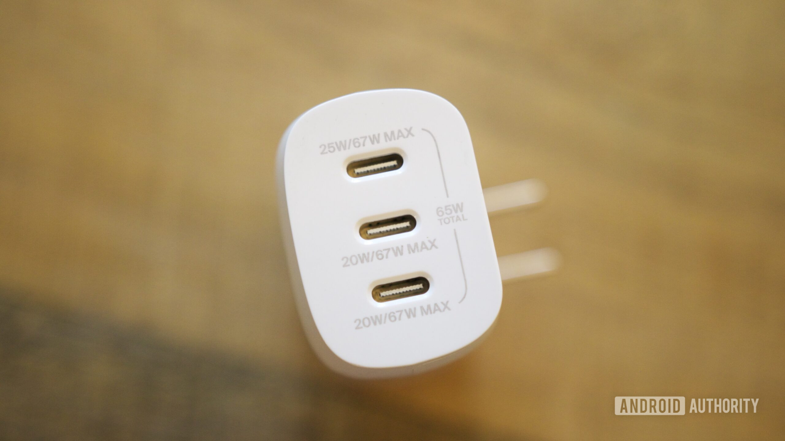 Belkin Three Port 67W Charger Hero 2 Um close do carregador de três portas de Belkin.