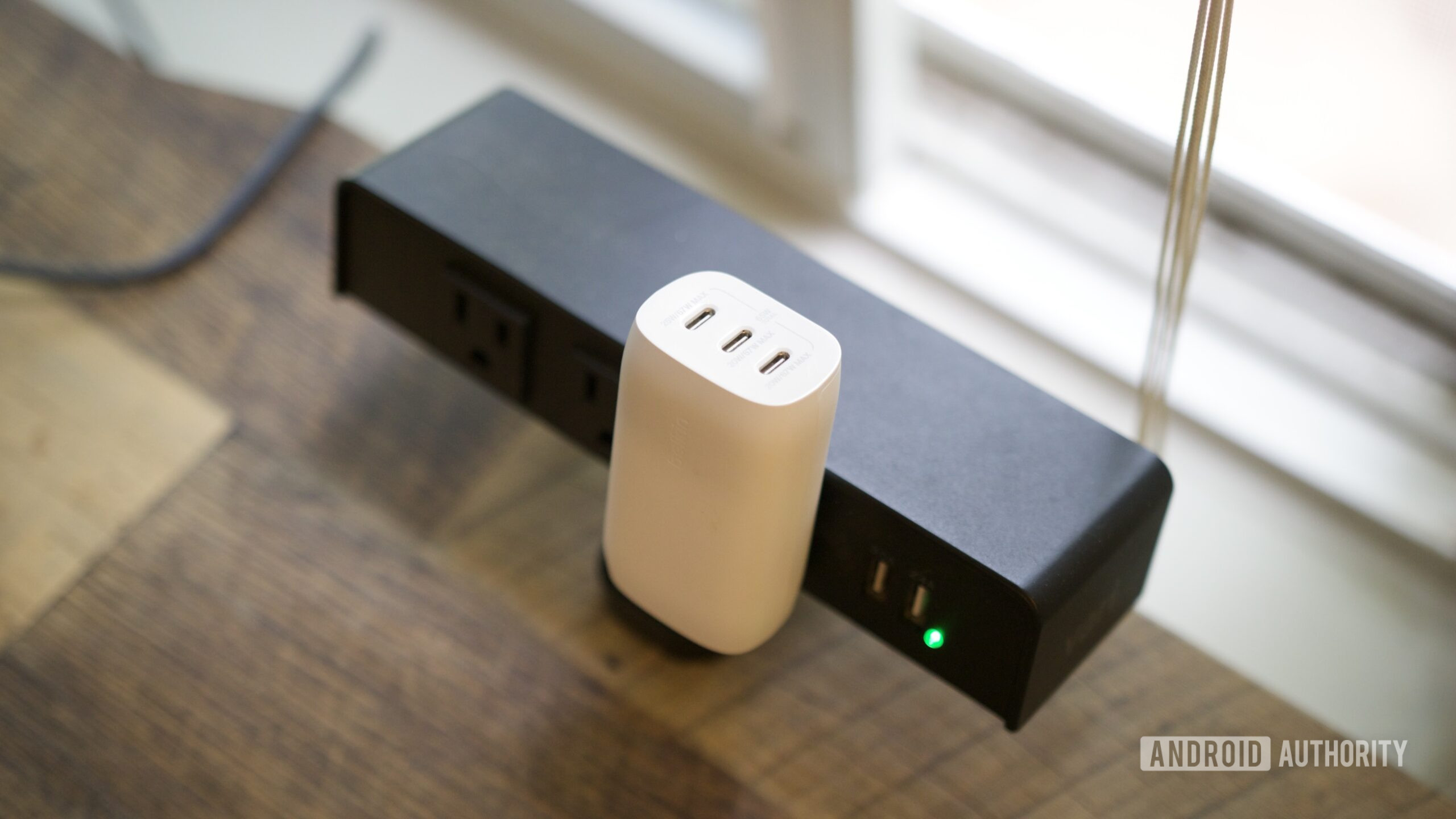 Belkin Three Port 67W Charger Hero 1 O carregador de 67W de três portas de Belkin foi conectado a uma saída.