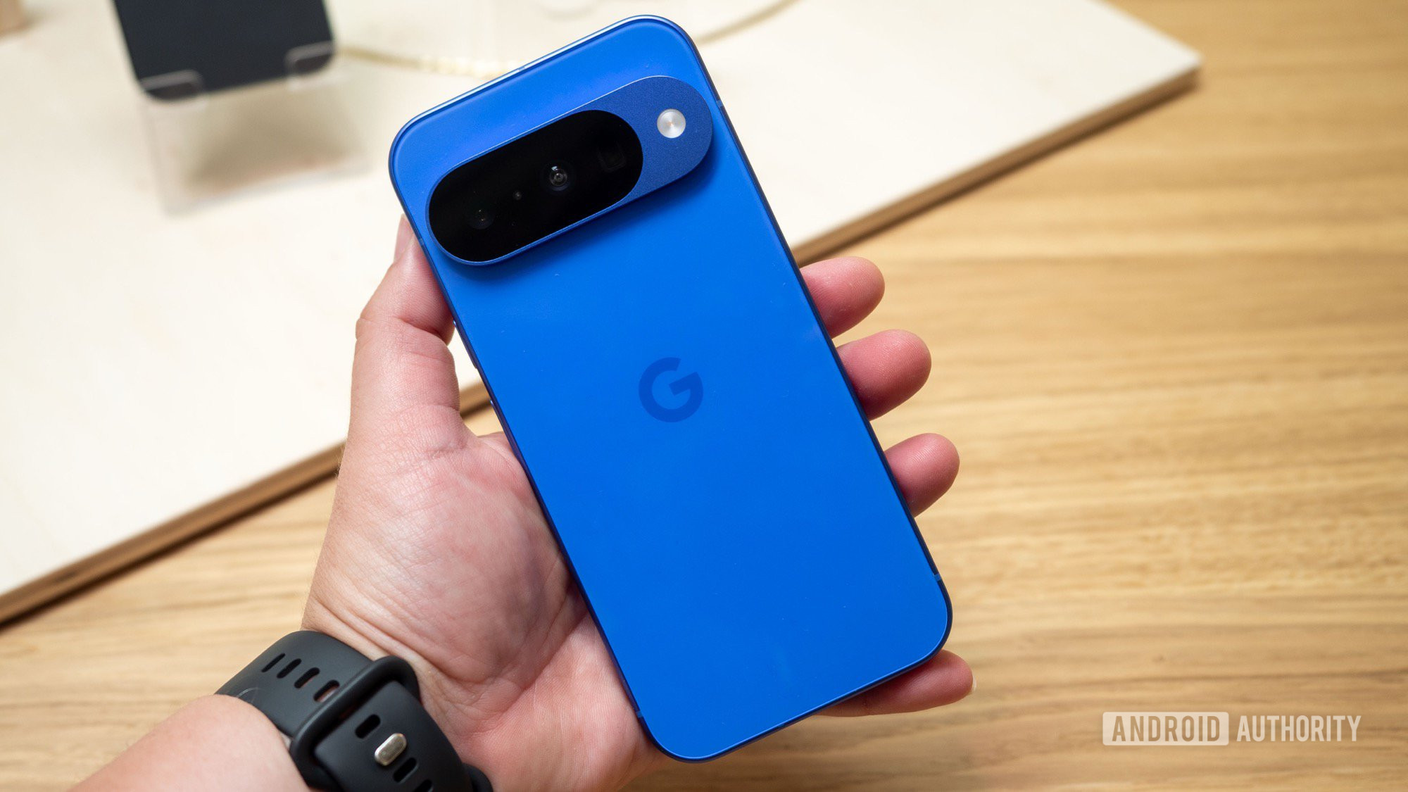 Google Pixel 10 na mão de volta Indigo Google Pixel 10 na mão de volta Indigo