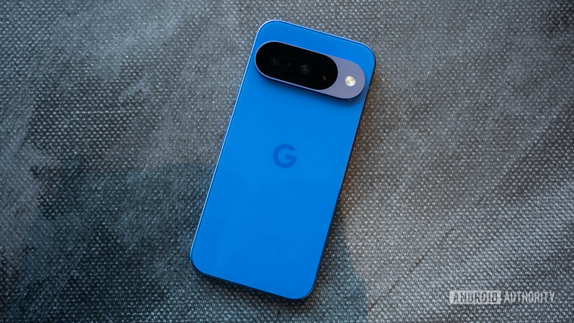 Google Pixel 10 em Indigo Flat na mesa Google Pixel 10 em Indigo Flat na mesa