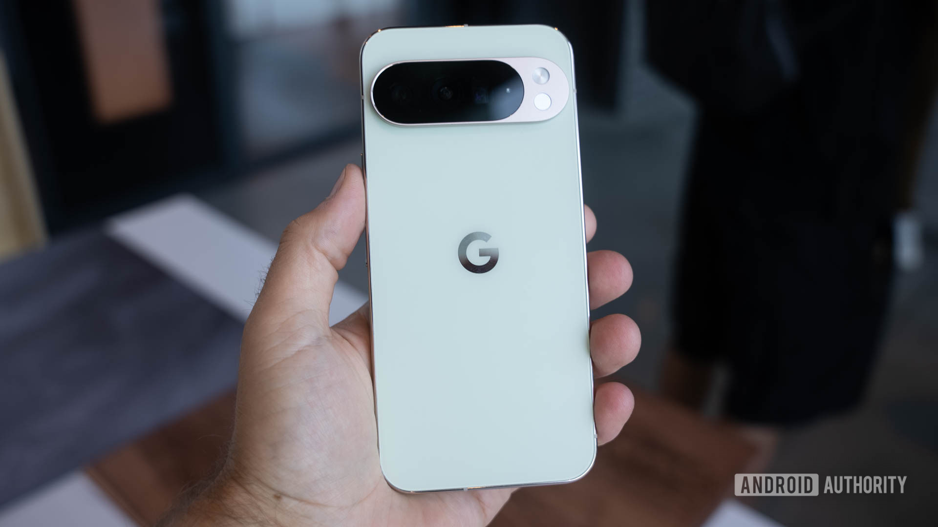 Google Pixel 10 Pro XL em Jade na mão do homem aparecendo de volta