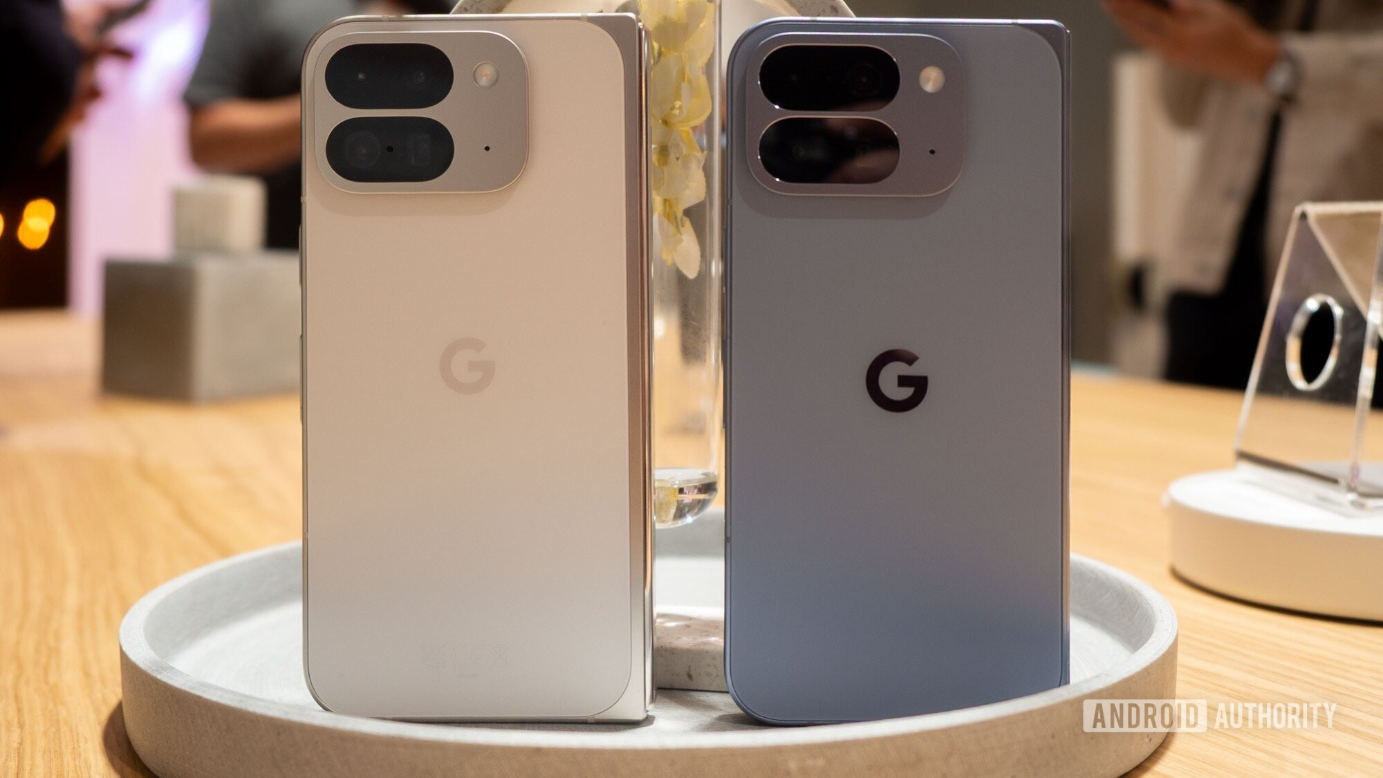 Google Pixel 10 Pro Fold Moonstone vs 9 Pro Fold Porcelain Back dobrado Google Pixel 10 Pro Fold Moonstone vs 9 Pro Fold Porcelain Back dobrado