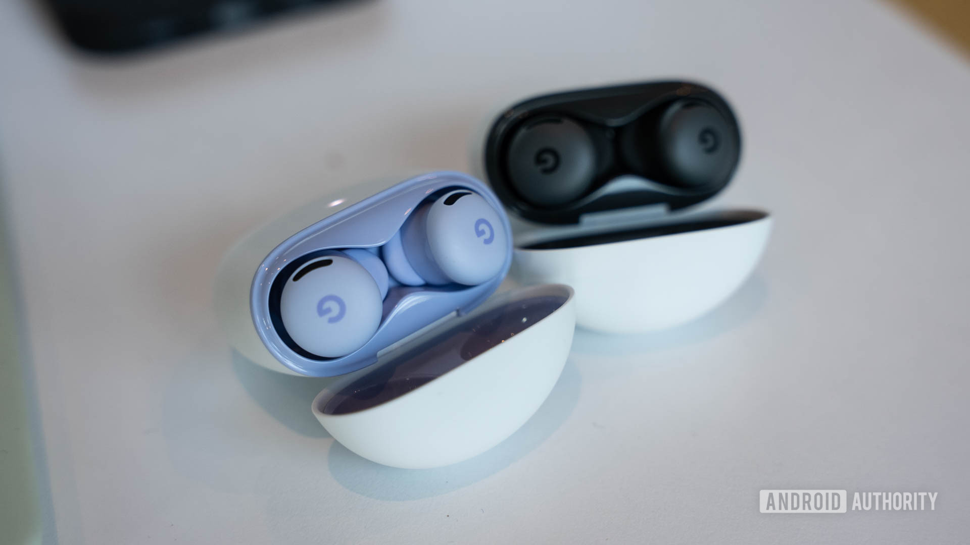 Google Pixel Buds 2a em Hazel e Iris na mesa
