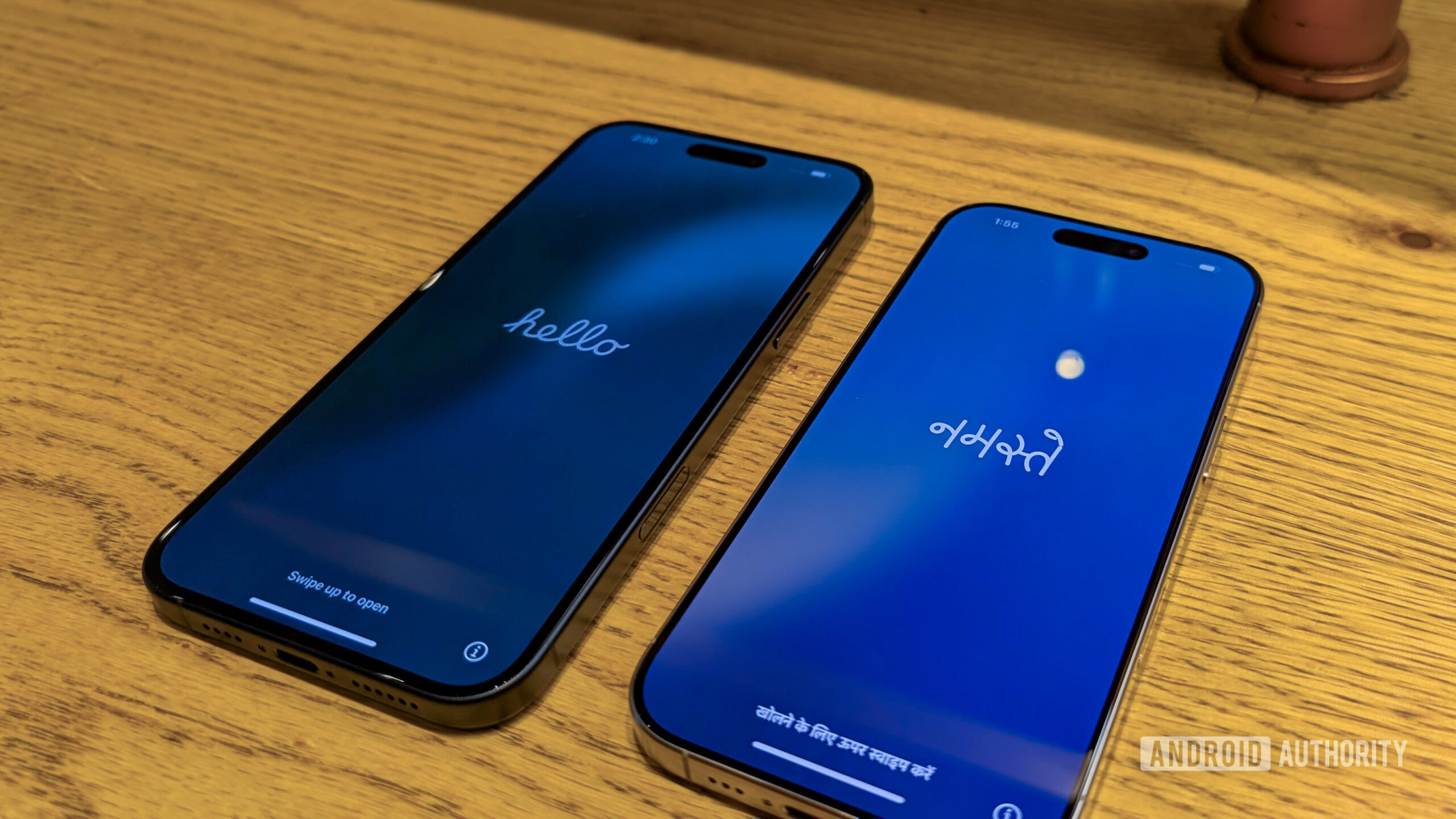 Apple iPhone 16 Plus e iPhone 16 Pro em uma mesa, tela em Apple iPhone 16 Plus e iPhone 16 Pro em uma tabela, exibir, mostrando o texto de boas -vindas na tela