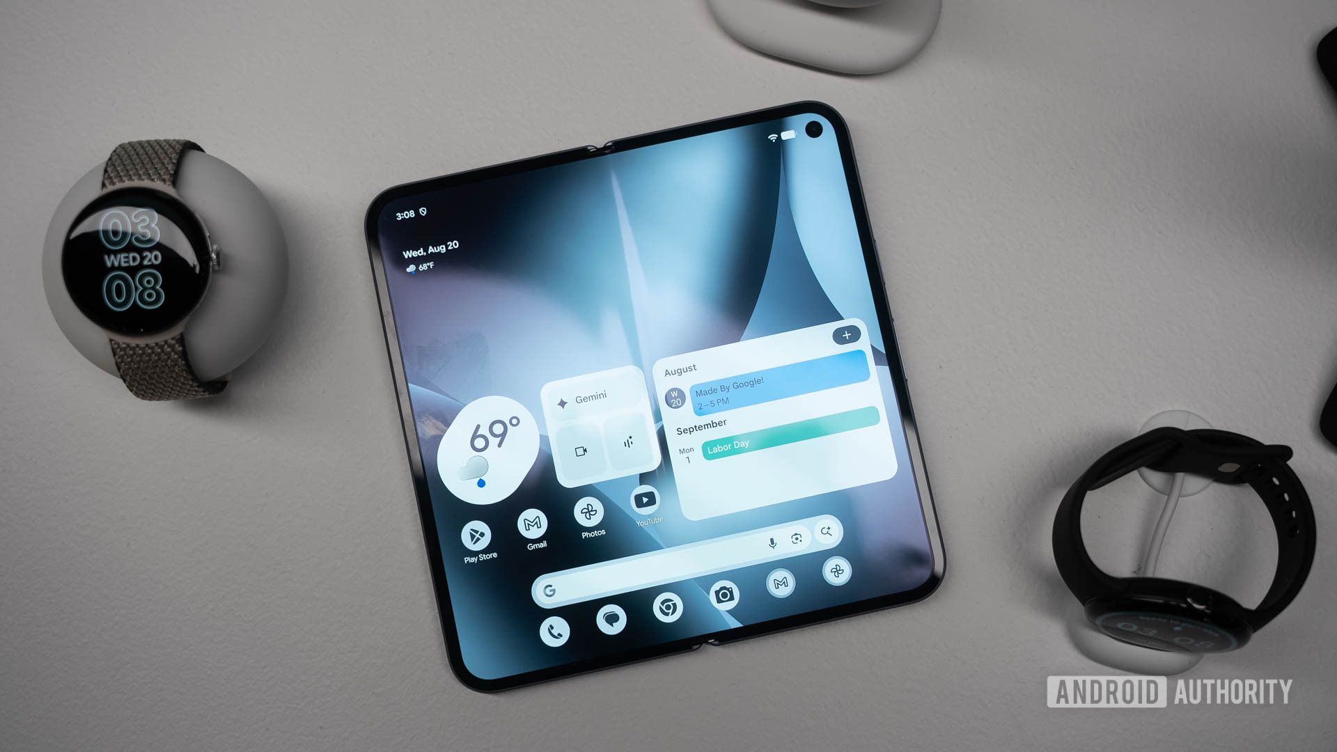 Google Pixel 10 Pro dobra aberta na mesa