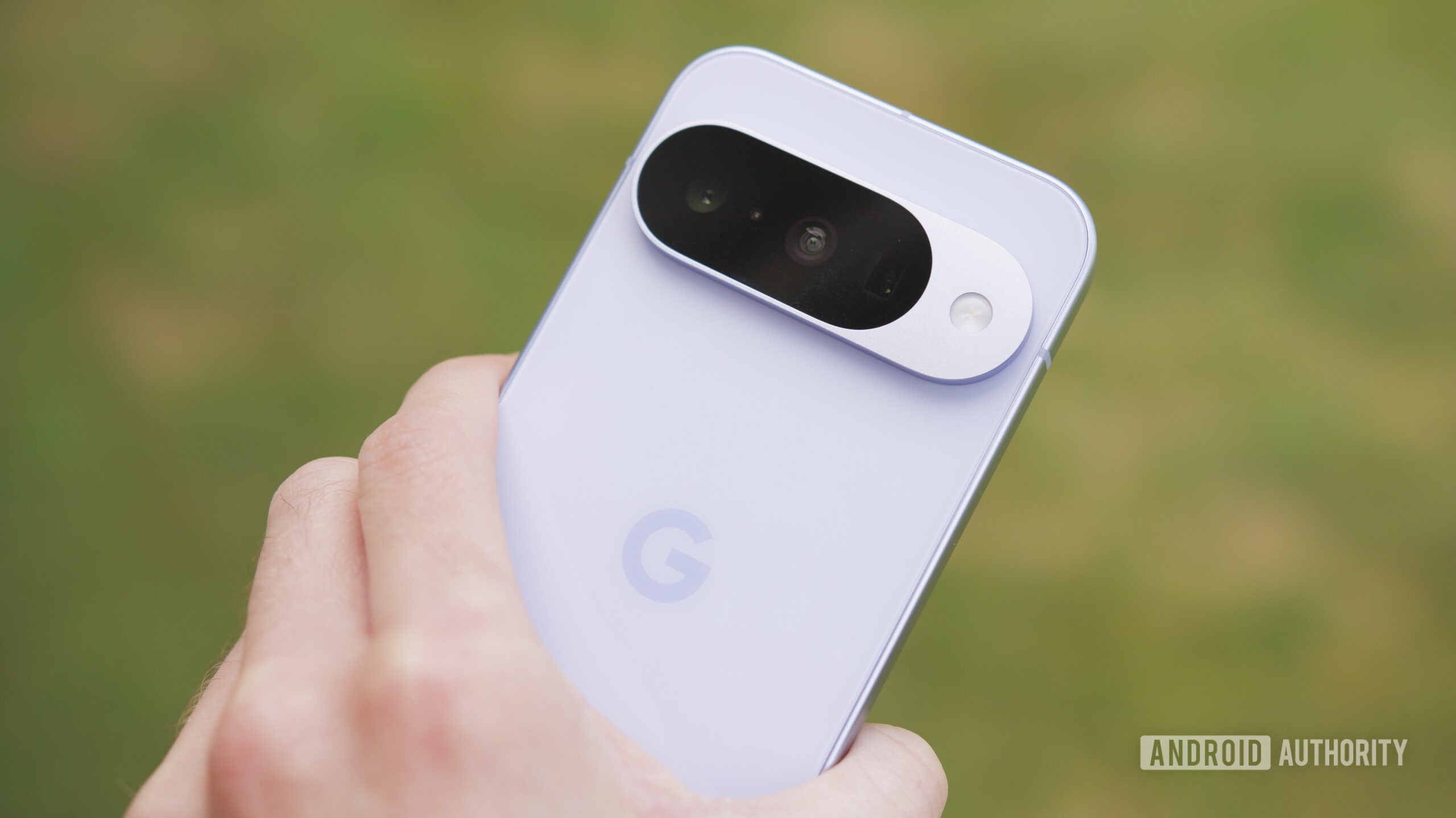 Google Pixel 10 Câmera Close Up 3 Alguém segurando o Google Pixel 10, mostrando a parte de trás do telefone.