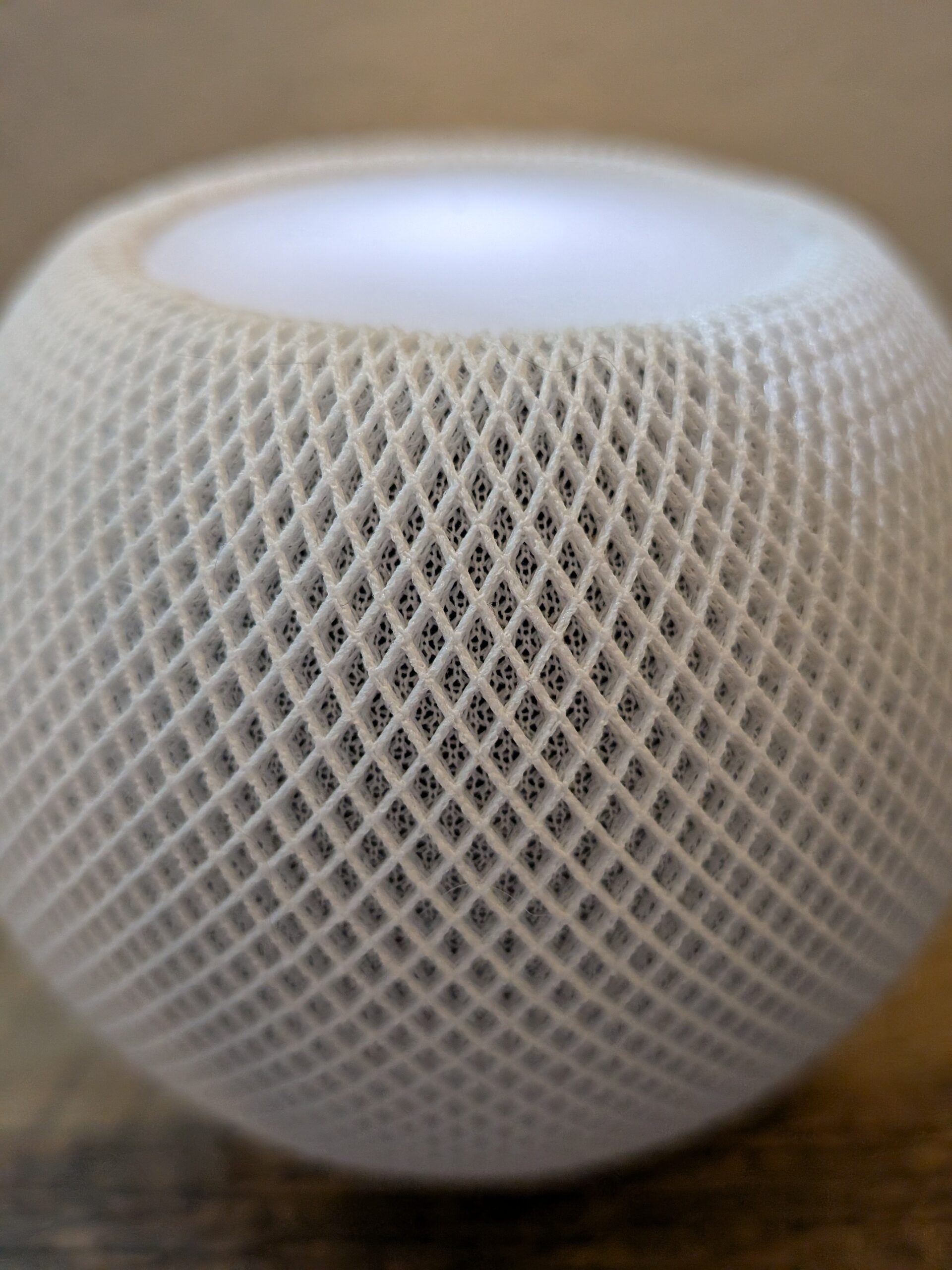 Um foco macro de um alto -falante inteligente, levado com o Google Pixel 10.