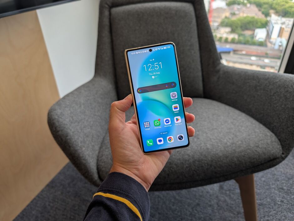 The Honor Magic V5 fechado