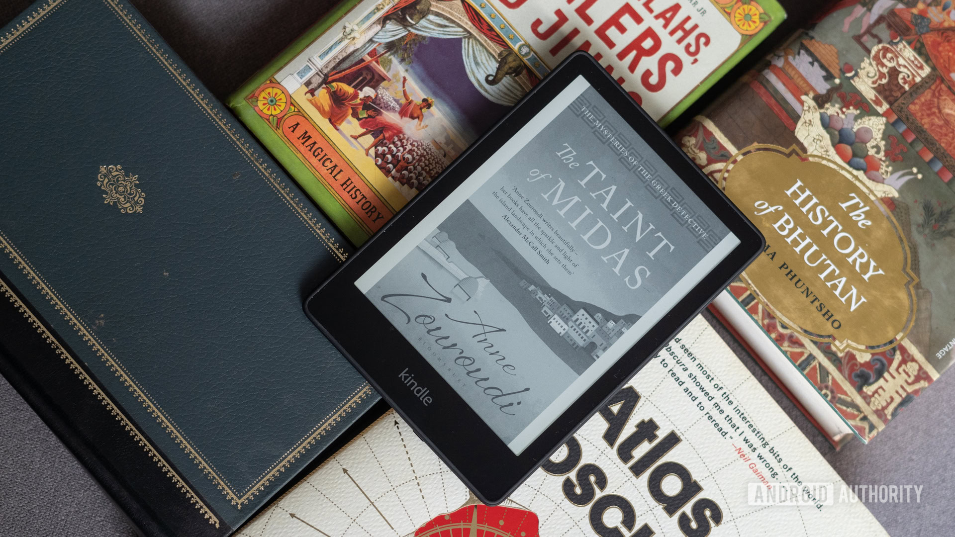 Kindle Paperwhite 2021 colocado sobre os livros mostrando a capa do livro Kindle Paperwhite 2021 colocado sobre os livros mostrando a capa do livro