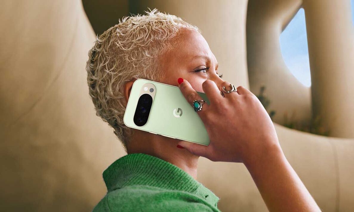 Uma mulher falando em um pixel 10 Pro Uma mulher falando em um pixel 10 Pro