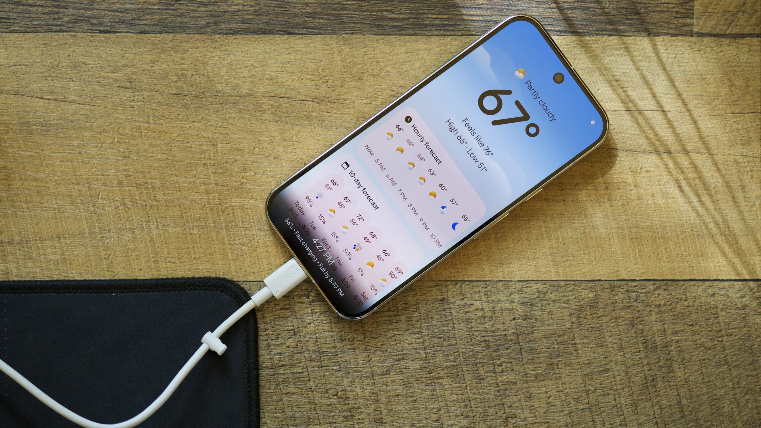 Google Pixel 10 Pro Screen Saver 5 Recurso de economia de tela em execução em um Pro Google Pixel 10 Pro enquanto conectado a um carregador com fio.