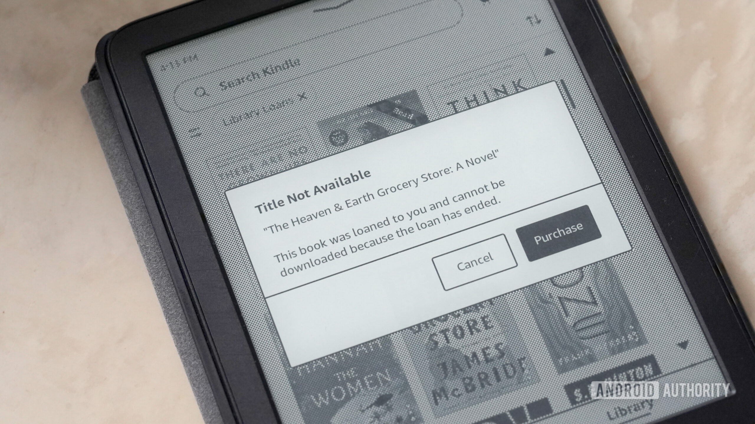 Kindle 2024 Libby empréstimo devido Um Kindle 2024 exibe o empréstimo da Libby devido a uma mensagem.