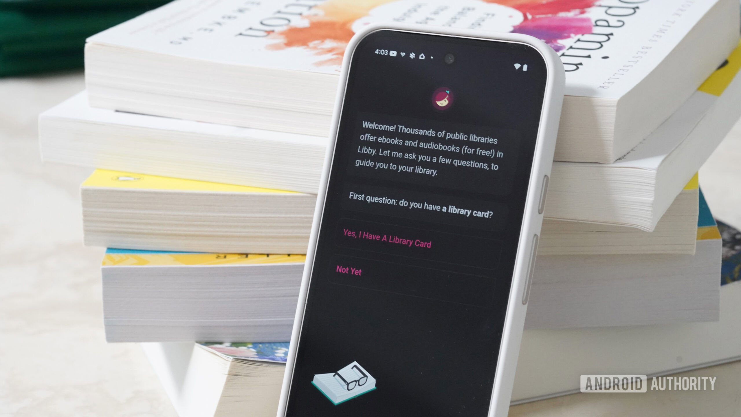 Google Pixel 9 Libby App Um Google Pixel 9 exibe o aplicativo Libby.