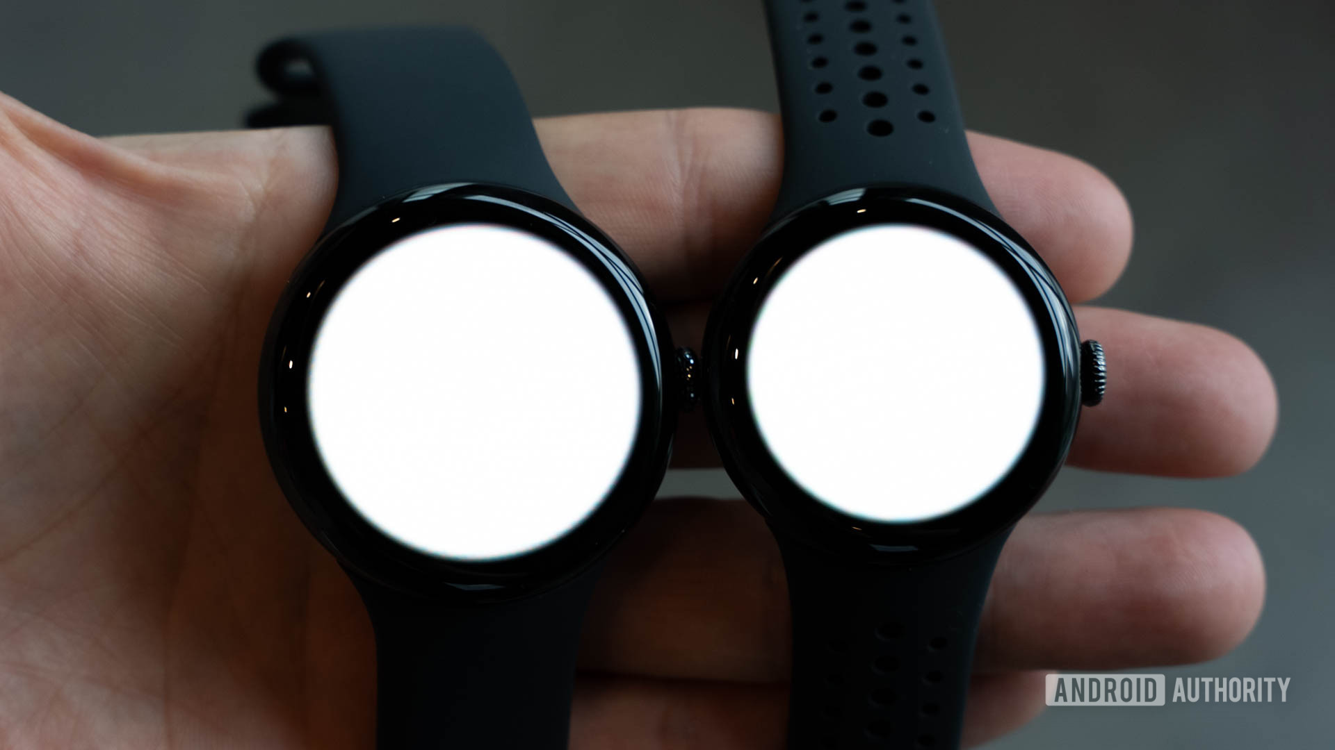 Google Pixel Watch 3 em tamanhos de 45 mm e 41mm com lanterna mostrando quão espessos os bezels são Google Pixel Watch 3 em tamanhos de 45 mm e 41mm com lanterna mostrando quão espessos os bezels são