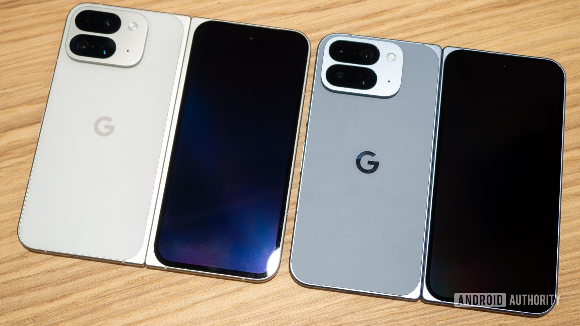Google Pixel 10 Pro Fold Moonstone vs 9 Pro Fold Porcelain Back desdobrado Google Pixel 10 Pro Fold Moonstone vs 9 Pro Fold Porcelain Back desdobrado