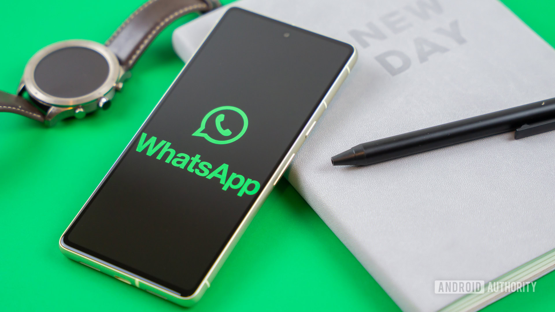 Logotipo do WhatsApp no ​​smartphone ao lado dos acessórios diários