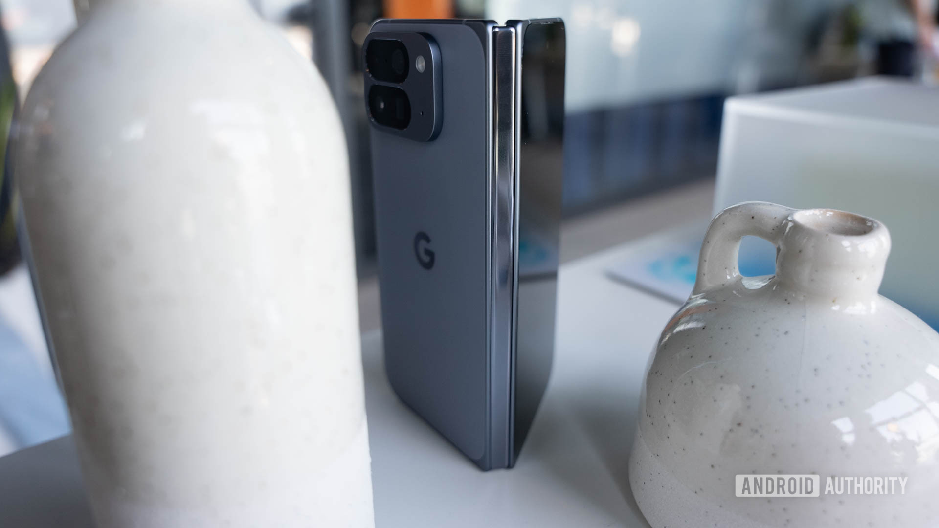 Google Pixel 10 Pro Fold em pé parcialmente se desenrolou mostrando a dobradiça Google Pixel 10 Pro Fold em pé parcialmente se desenrolou mostrando a dobradiça
