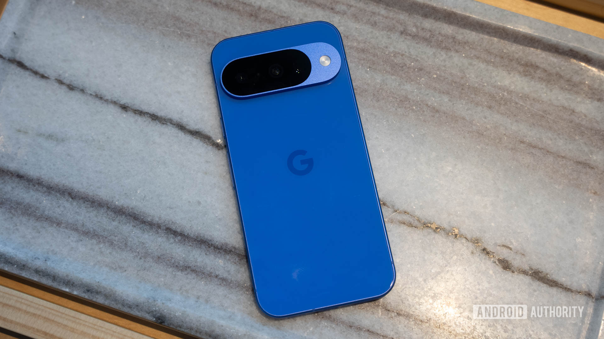 Google Pixel 10 em Indigo Flat on Marble Table Google Pixel 10 em Indigo Flat on Marble Table
