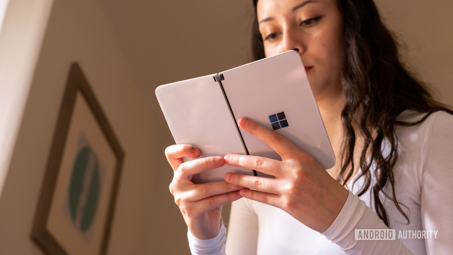 Microsoft Surface Duo no modo de livro de mão de baixo Microsoft Surface Duo no modo de livro de mão de baixo