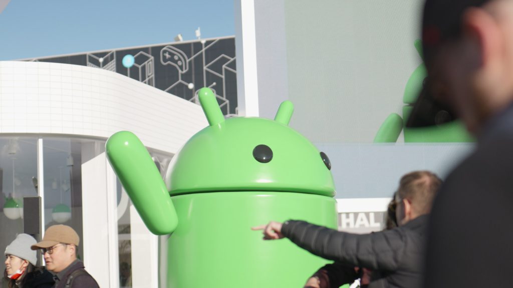 A estátua do Android 16 do Google dá um giro em um material de 3 anos expressivo