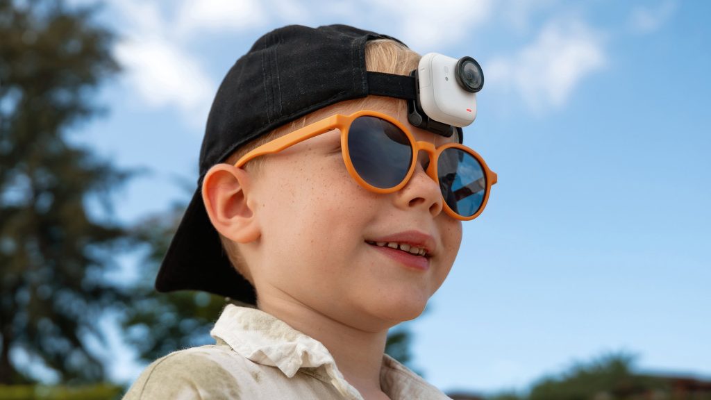 A nova câmera de ação minúscula do Insta360 combina resistência com um design de ímã destacável