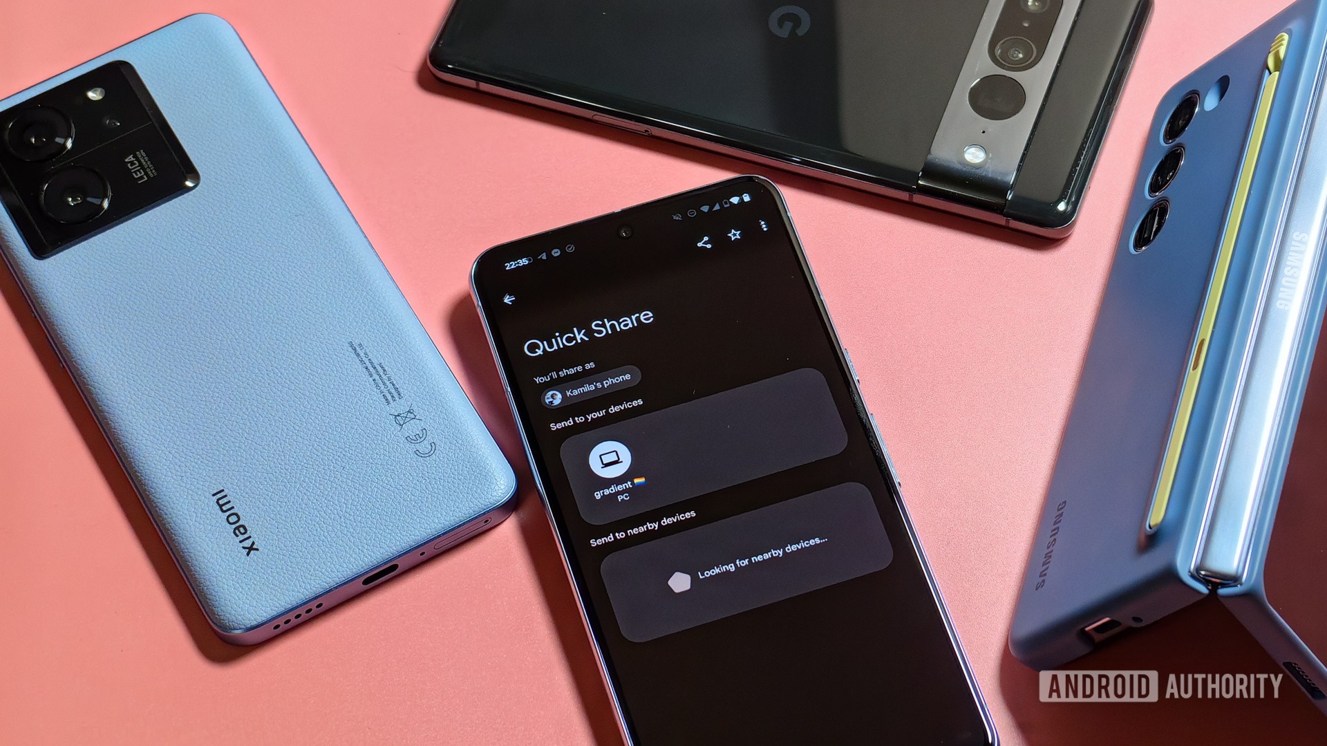 Compartilhar rápida em um Pixel 8 Pro Uma captura de tela de compartilhamento rápido em um pixel 8 Pro cercado por outros telefones Android