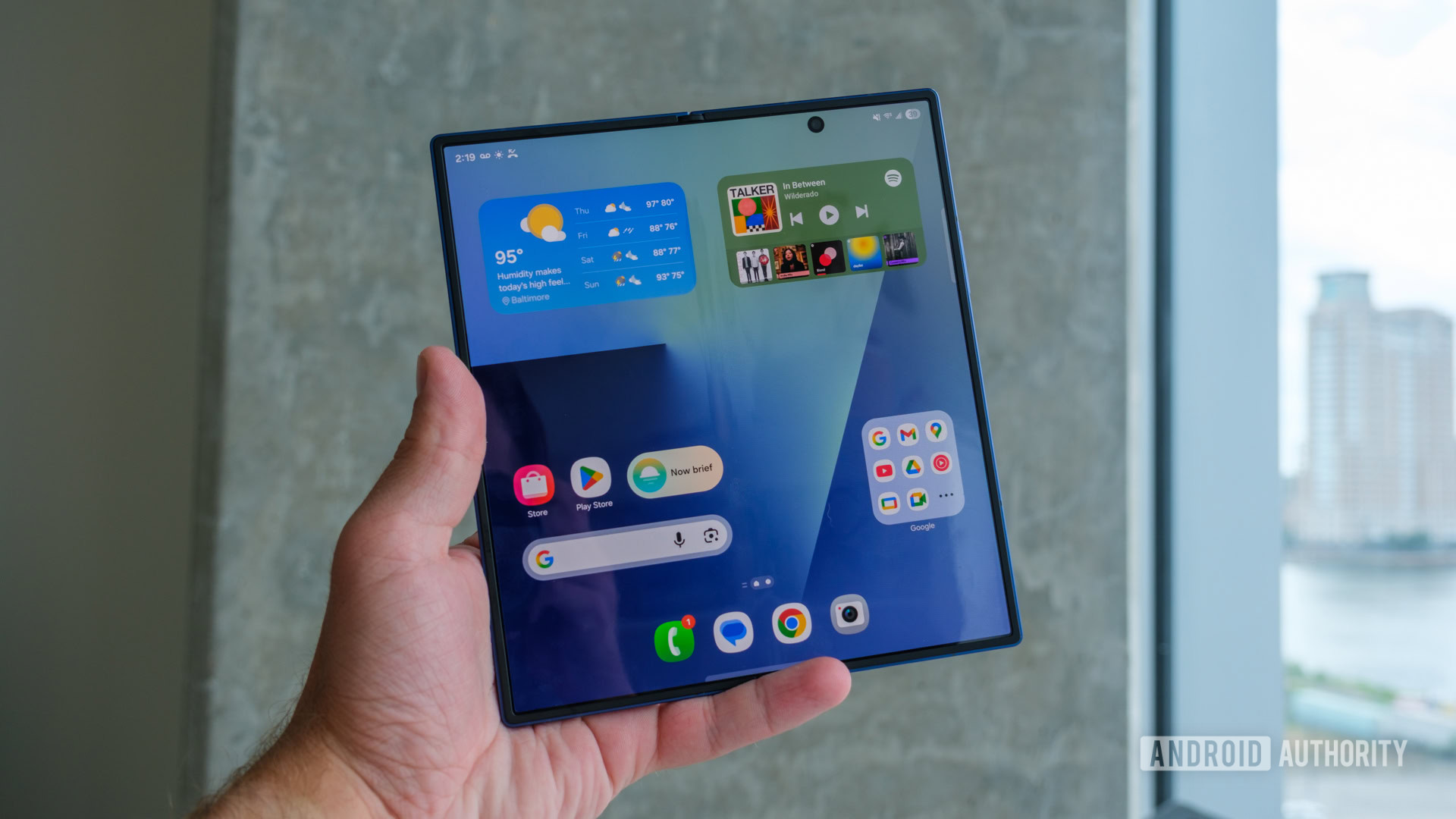 Samsung Galaxy Z Fold 7 aberto na mão Samsung Galaxy Z Fold 7 aberto na mão