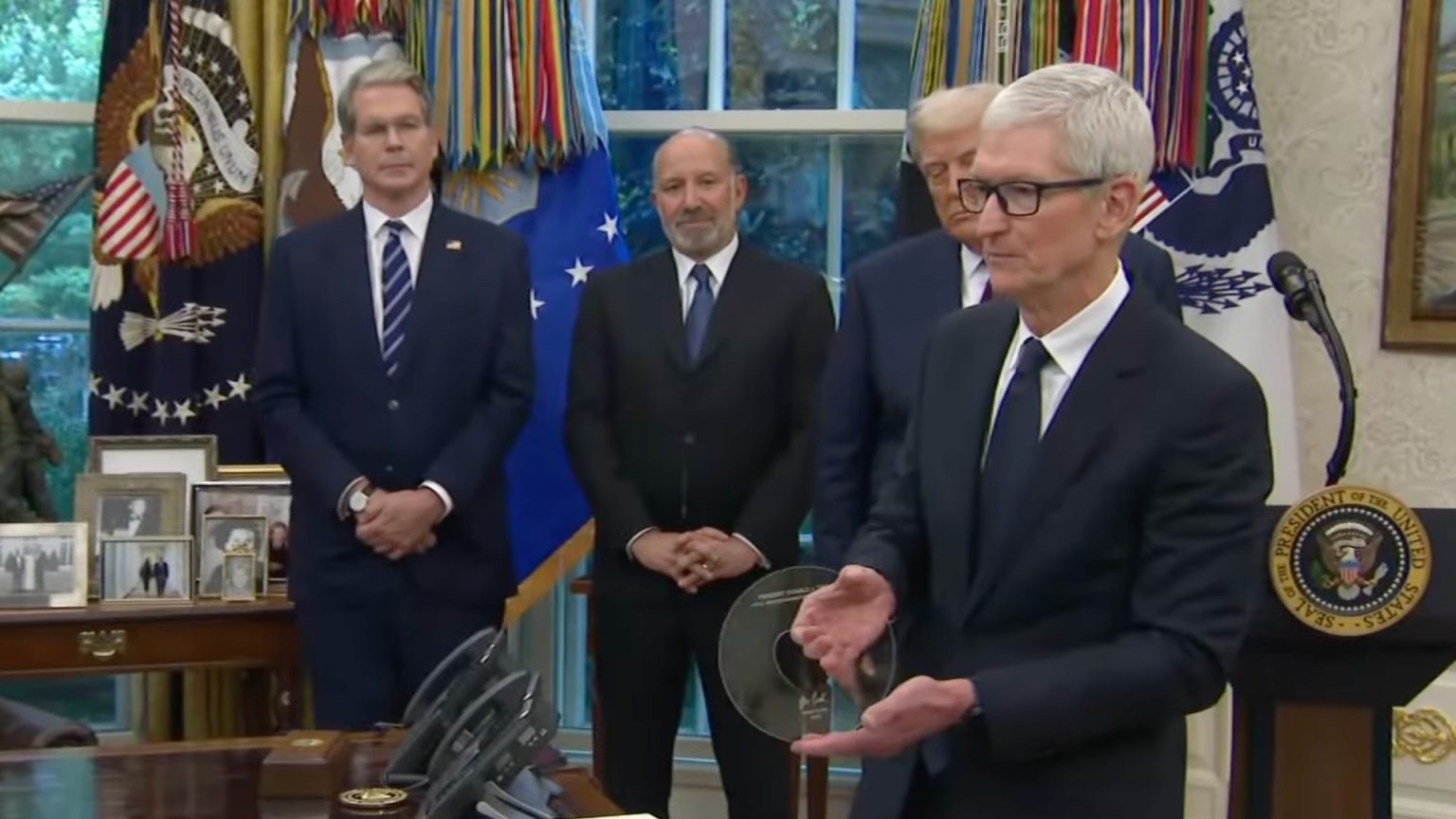 Apple acabou de presentear Trump uma estátua de gorila de ouro de 24k