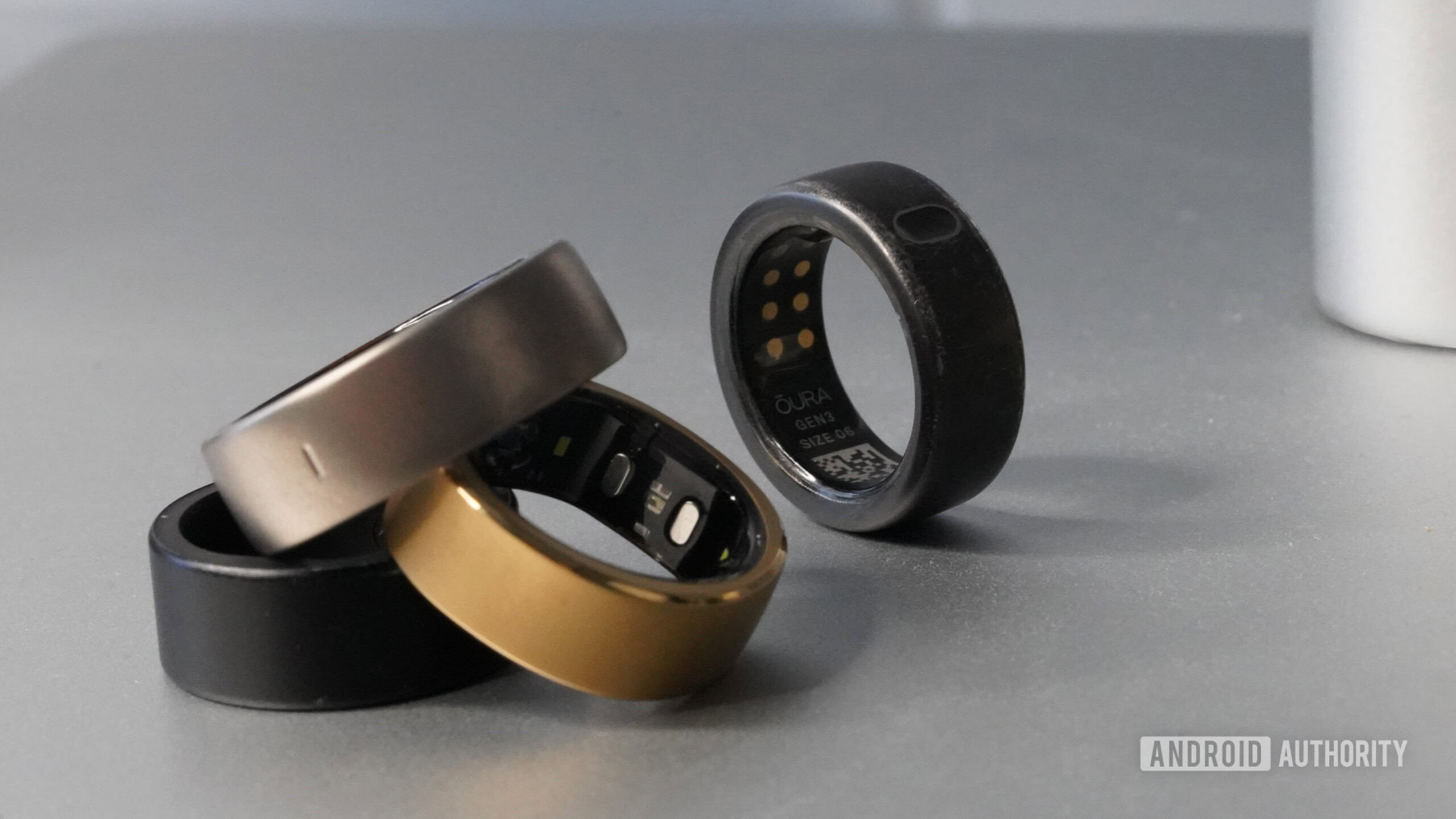 OURA RING Alternativas Um anel de Oala 3 fica um pouco atrás de uma pilha de anéis inteligentes alternativos.
