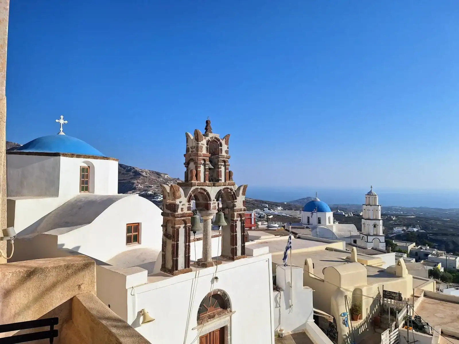 Domes azuis em Santorini - Como encontrar e capturar as famosas cúpulas azuis em Santorini Cúpulas azuis em Pyrgos, Santorini, Grécia