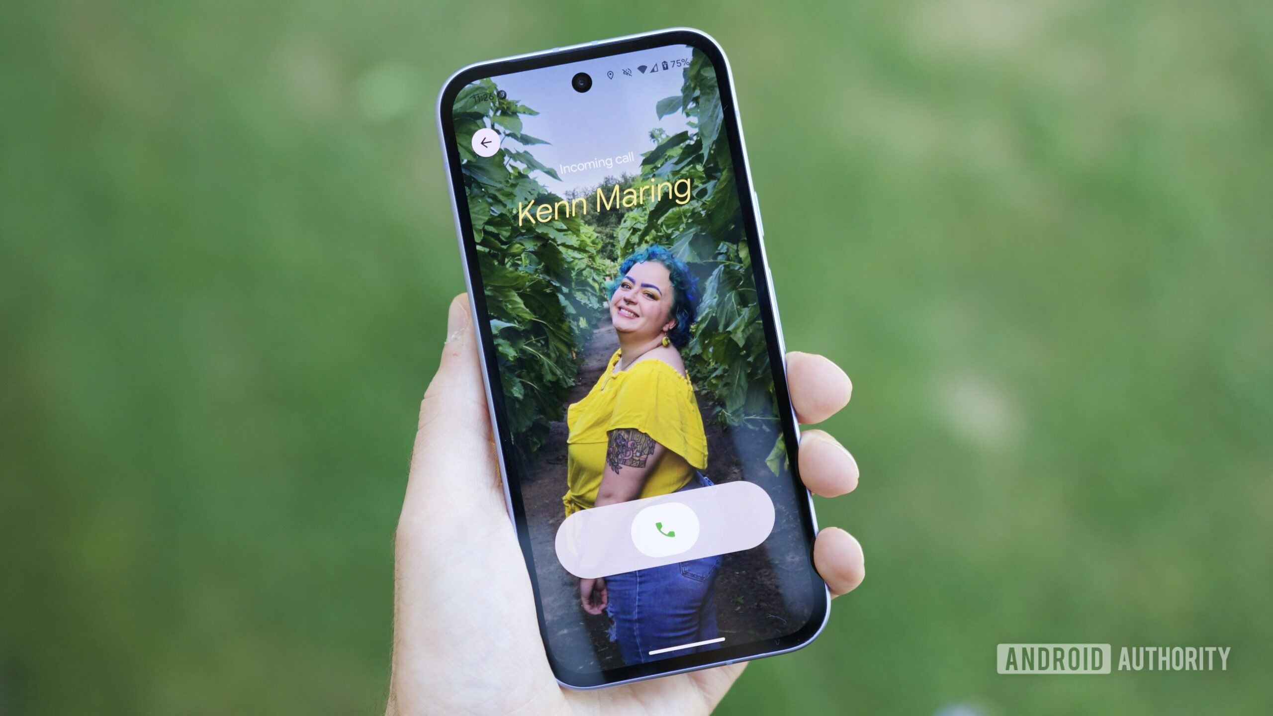 Uma prévia dos novos cartões telefônicos do Google em um telefone Android.