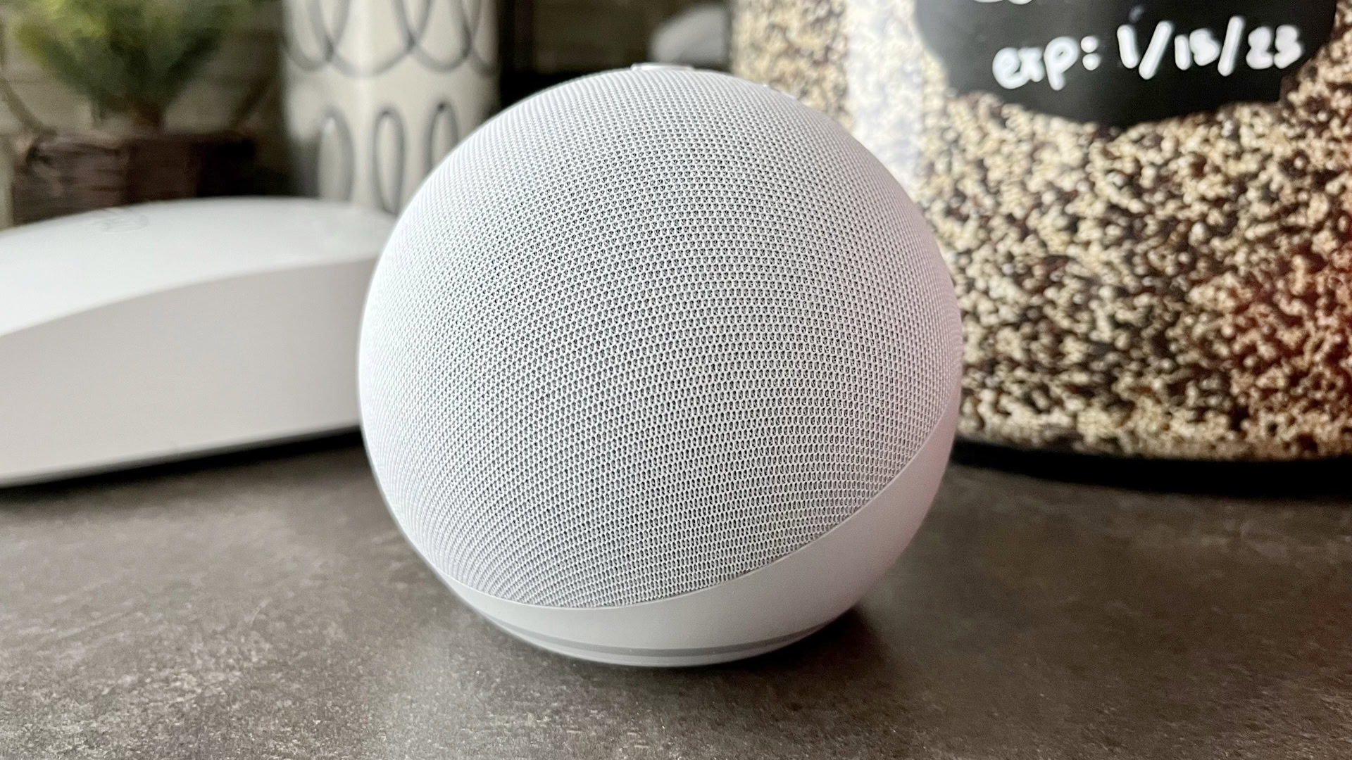 Um Echo Dot de 5ª geração em branco Um Echo Dot de 5ª geração em branco