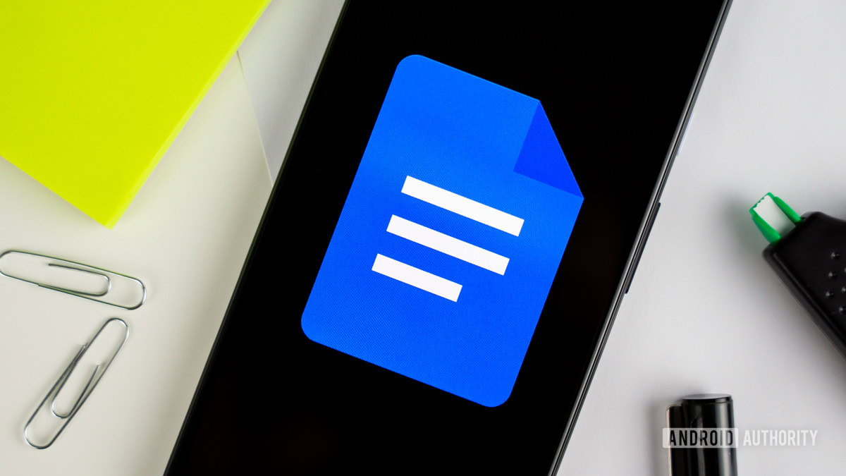 Logotipo do Google Docs no smartphone ao lado do Office Gear Stock Photo 3 Logotipo do Google Docs no smartphone ao lado do Office Gear Stock Photo 3