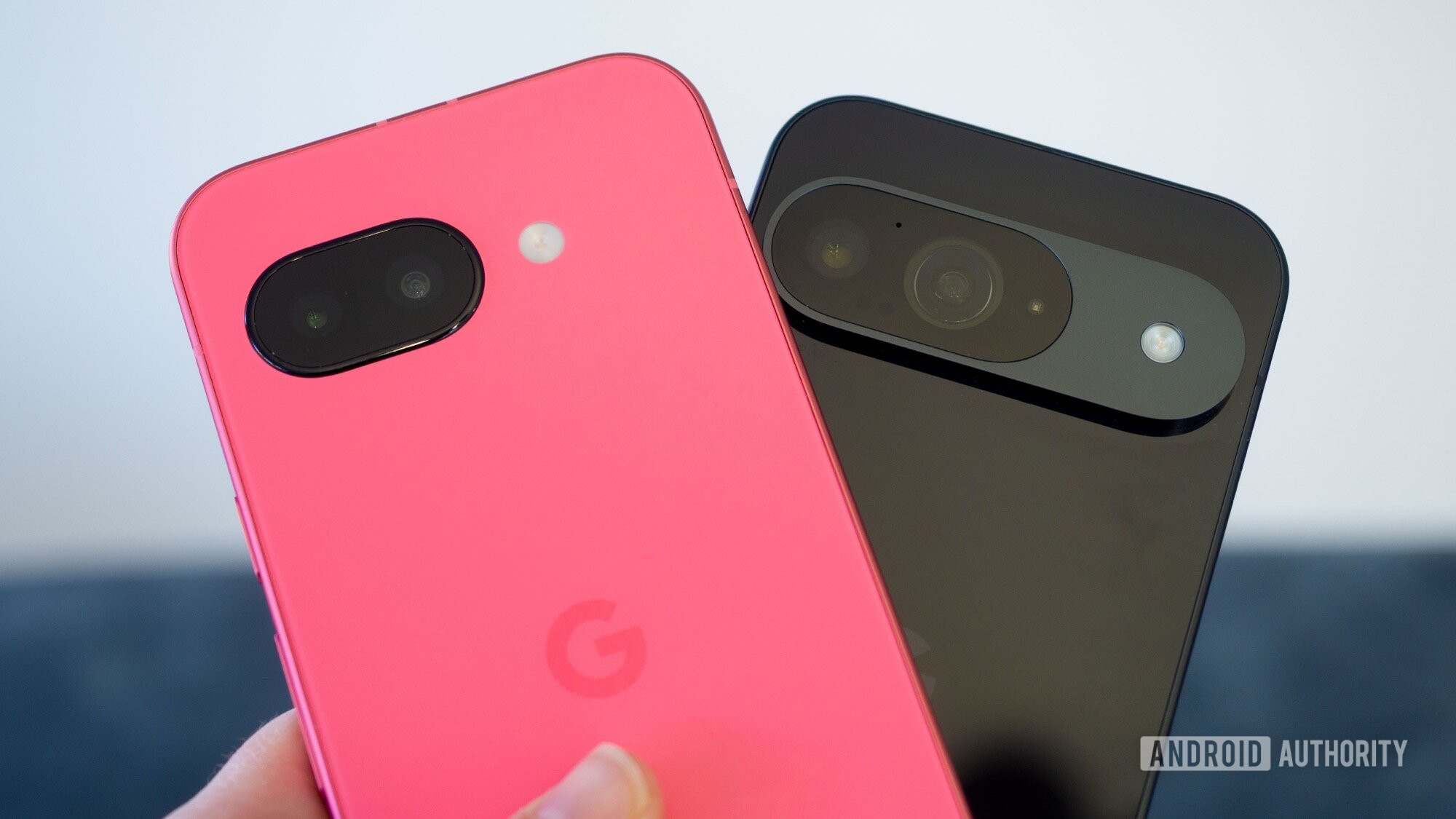Google Pixel 9A vs Pixel 9 na mão Google Pixel 9A vs Pixel 9 na mão