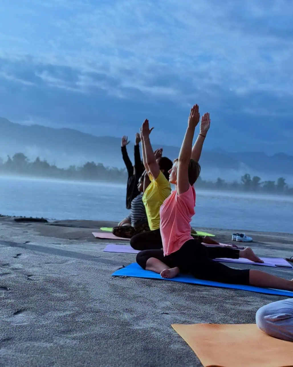 - Escola Arogya Yoga: Melhor Escolha para Viajantes de Yoga em Rishikesh Ganga Aarti na Escola Argya Yoga em Rishikesh, Índia.