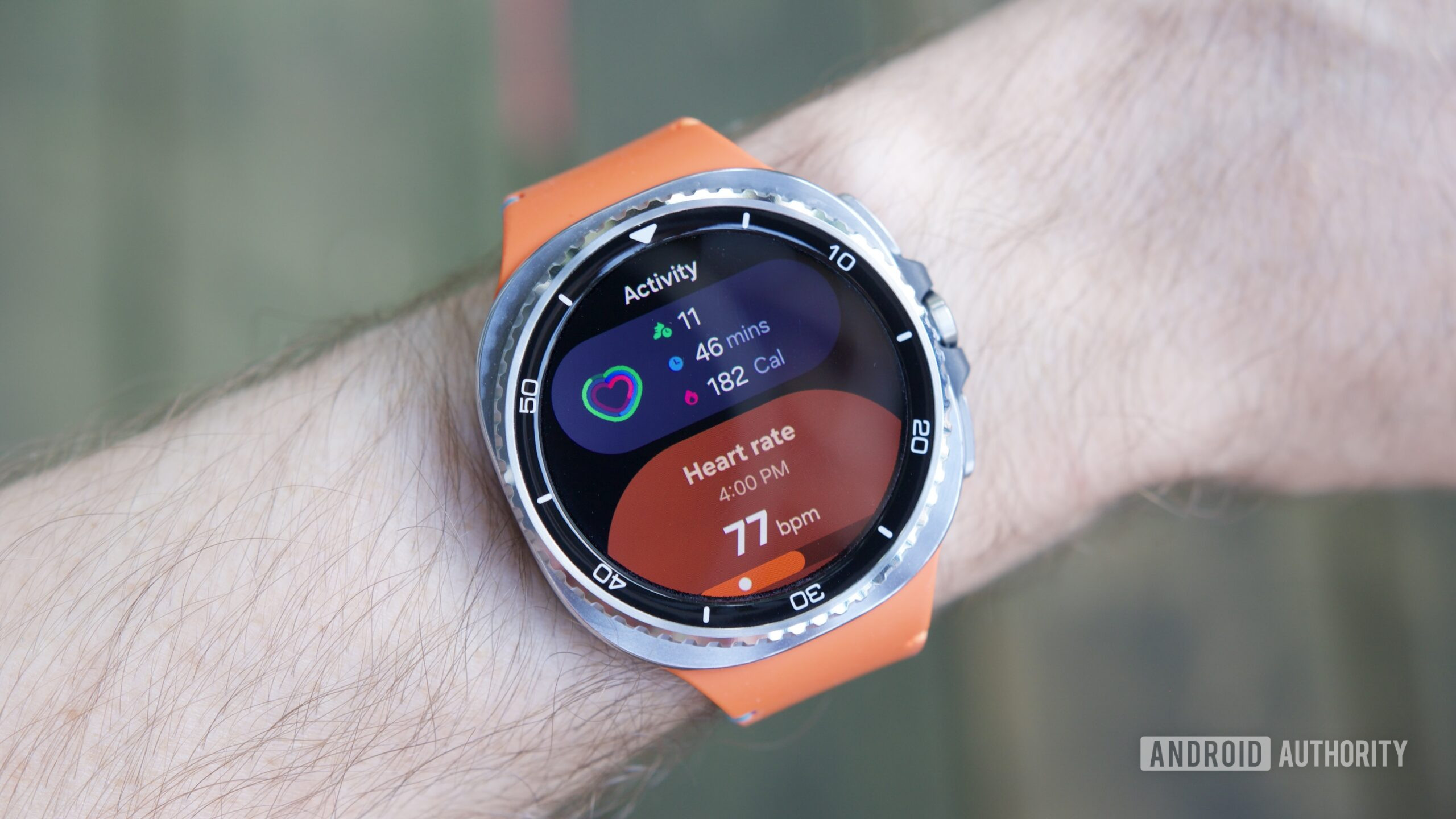 Samsung Galaxy Watch 8 Classic Tiles Hero 4 Vários ladrilhos em um relógio UI 8, como mostrado no Galaxy Watch 8 Classic.