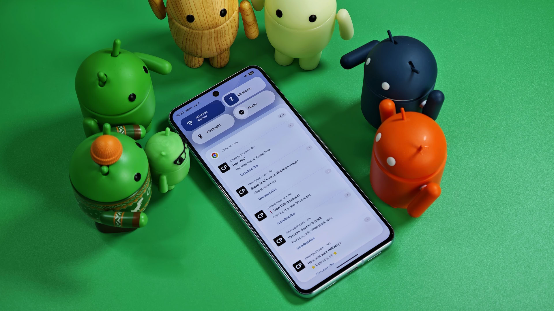 Bots Android em frente a um smartphone Pixel com várias notificações